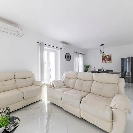 Luxury Penthouse With Jacuzzi And Seaview דירה