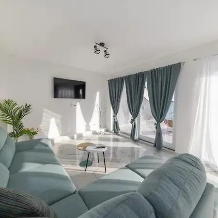 Luxury Penthouse With Jacuzzi And Seaview