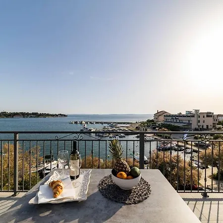 Luxury Penthouse With Jacuzzi And Seaview דירה
