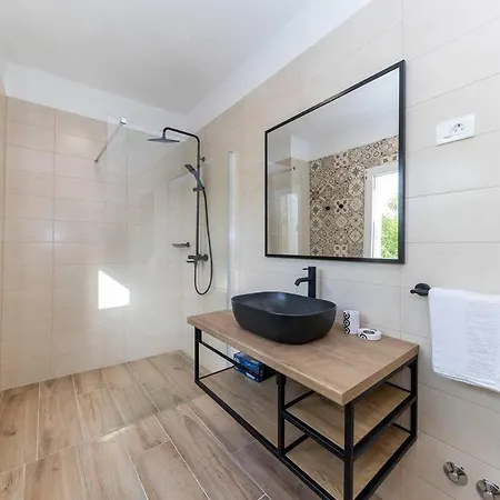 Luxury Penthouse With Jacuzzi And Seaview פטרצ'אנה