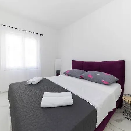 Luxury Penthouse With Jacuzzi And Seaview דירה *