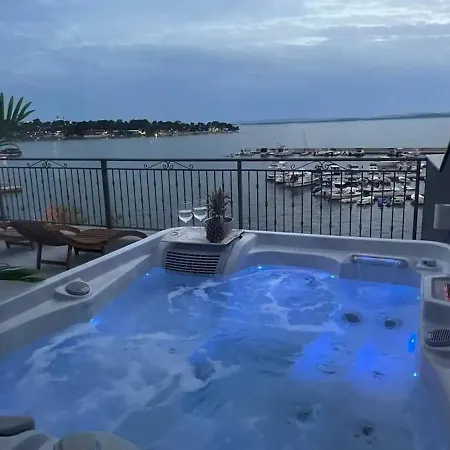 Apartamento Luxury Penthouse With Jacuzzi And Seaview Petrčane